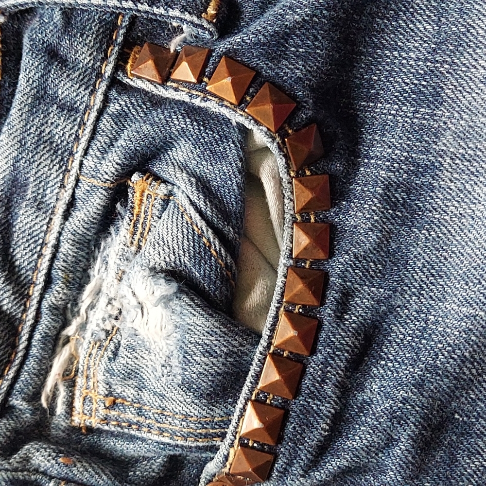 Abercrombie and Fitch - Picture 5 of 15